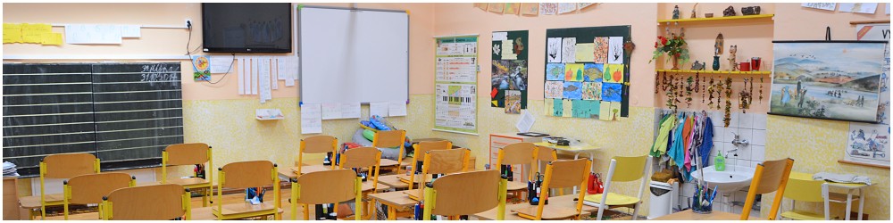 Třída s tabulí a výtvarnými pracemi žáků